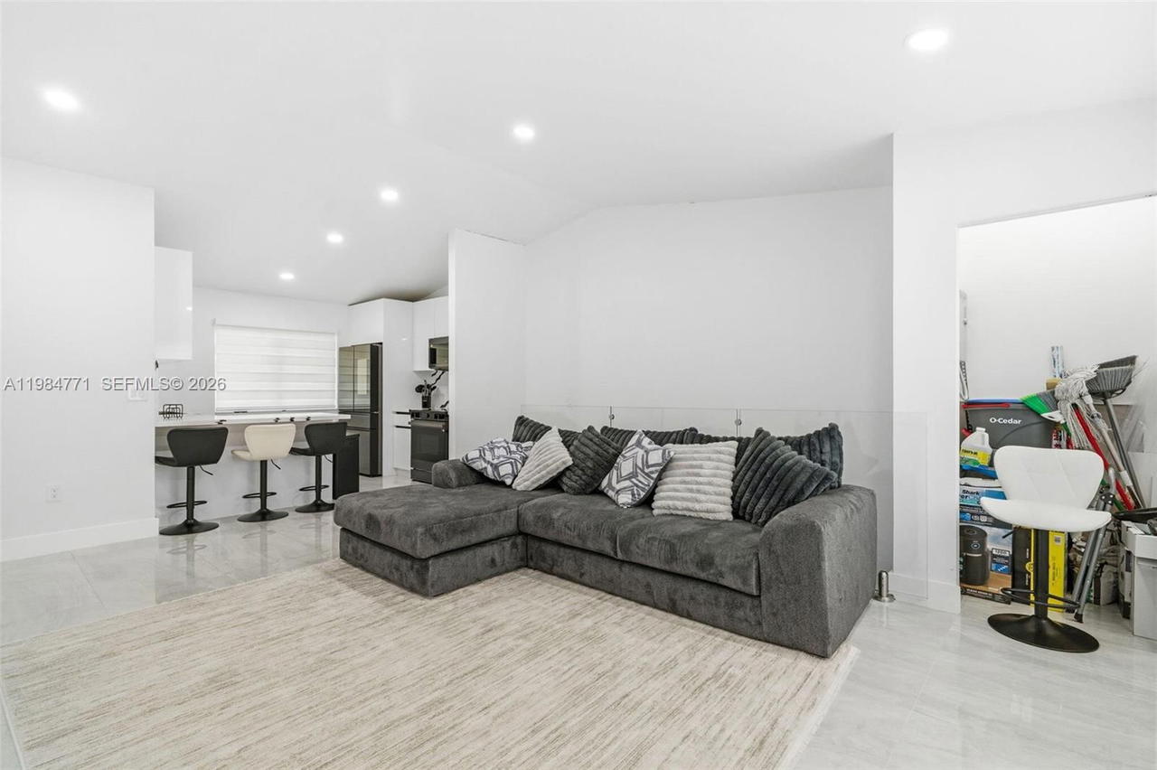 Real estate property located at 8027 Lake Dr #204, Miami-dade, Doral Court Condo, Doral, FL
