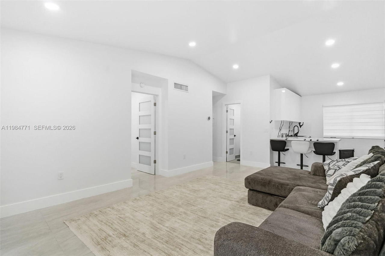 Real estate property located at 8027 Lake Dr #204, Miami-dade, Doral Court Condo, Doral, FL