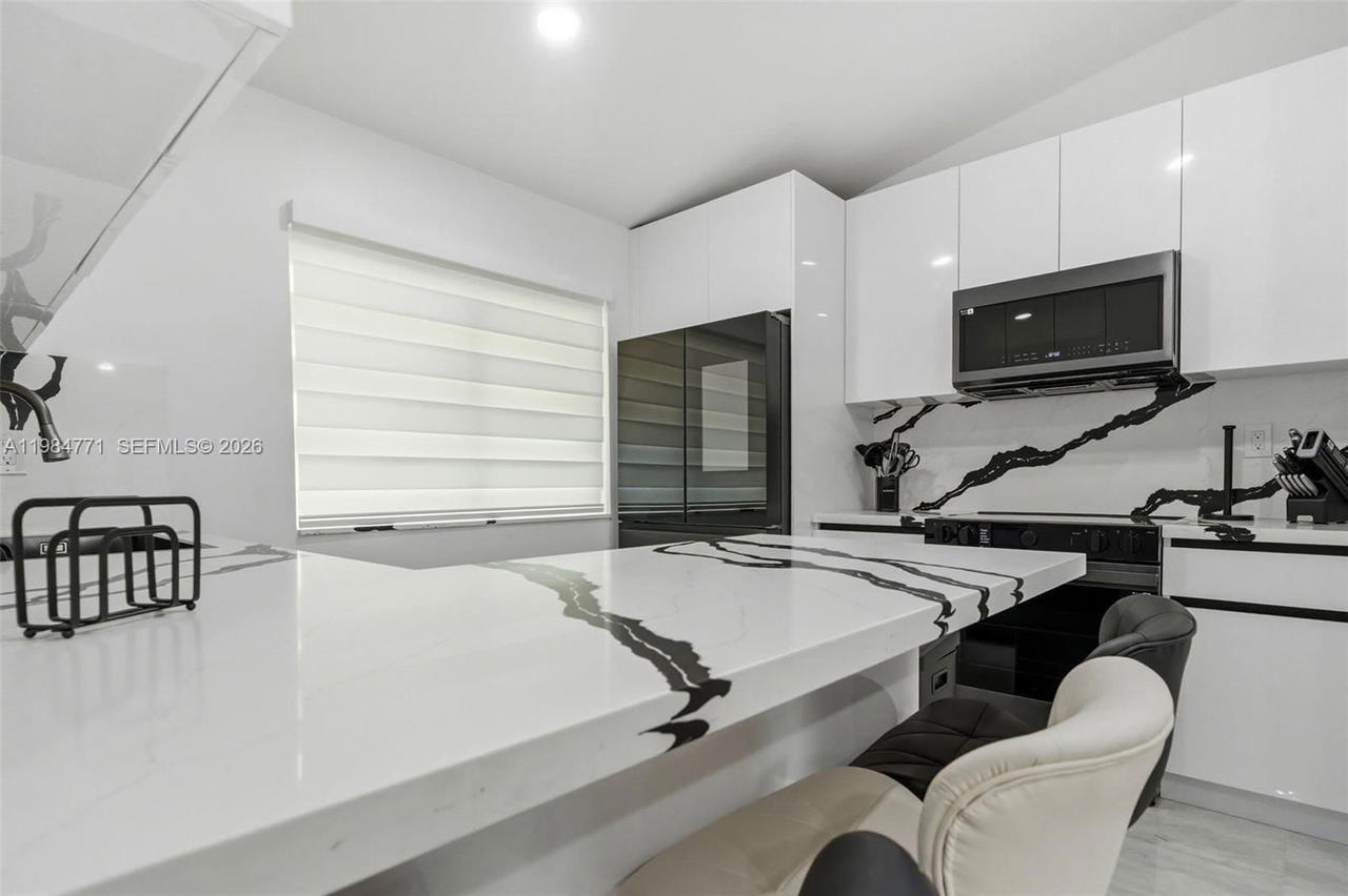 Real estate property located at 8027 Lake Dr #204, Miami-dade, Doral Court Condo, Doral, FL