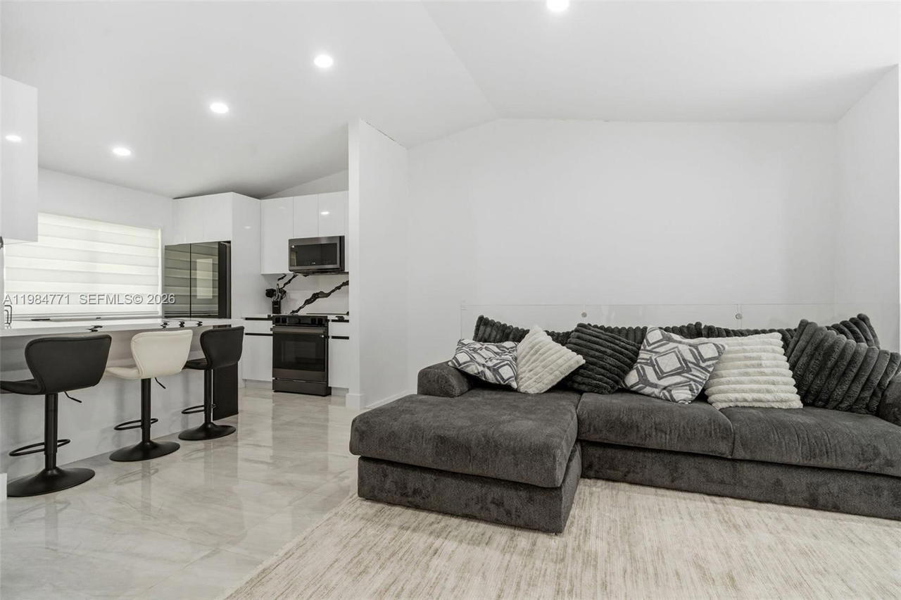 Real estate property located at 8027 Lake Dr #204, Miami-dade, Doral Court Condo, Doral, FL
