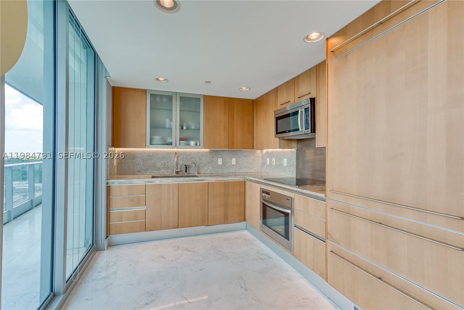 Real estate property located at 2627 Bayshore Dr #1408, Miami-dade, Grovenor House Condo, Miami, FL