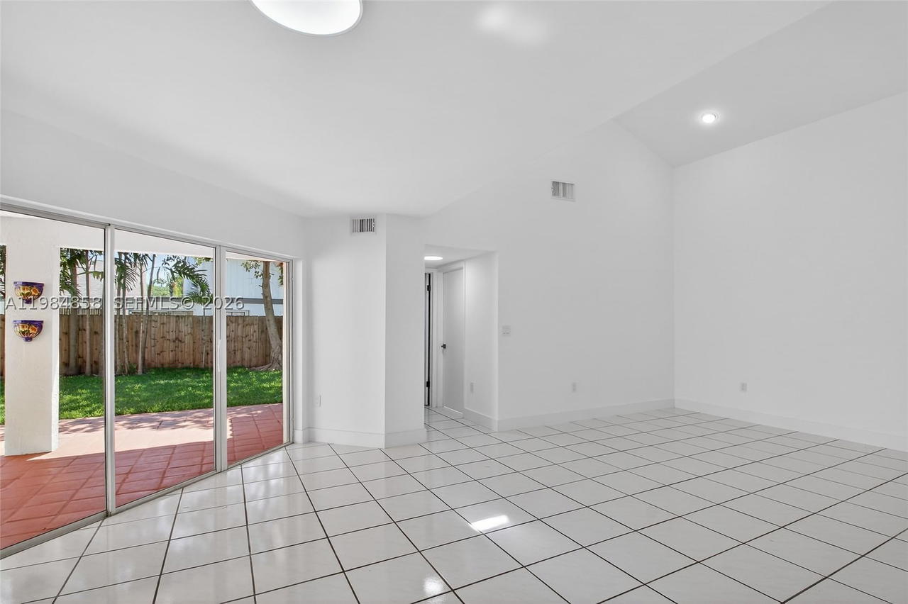 Real estate property located at 11776 90th Ter, Miami-dade, Poinciana At Oaks Landing, Miami, FL