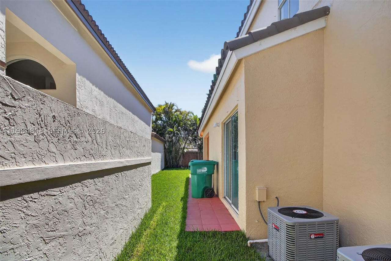 Real estate property located at 11776 90th Ter, Miami-dade, Poinciana At Oaks Landing, Miami, FL