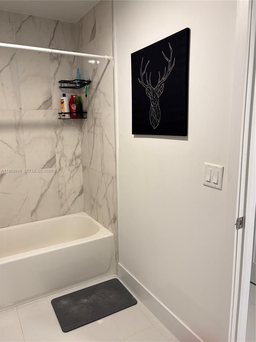 Real estate property located at 10950 82nd St #319, Miami-dade, Islands At Doral 1st Addi, Doral, FL