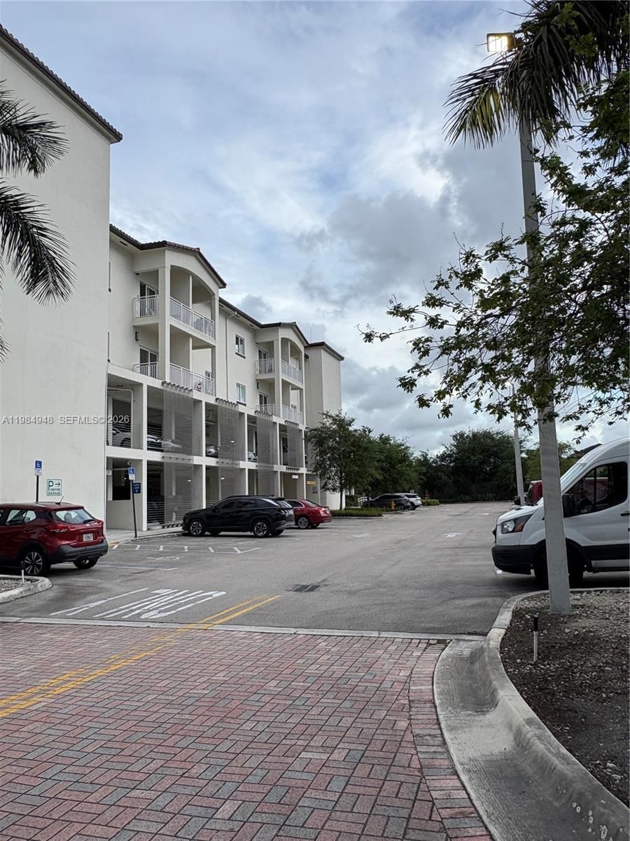 Real estate property located at 10950 82nd St #319, Miami-dade, Islands At Doral 1st Addi, Doral, FL