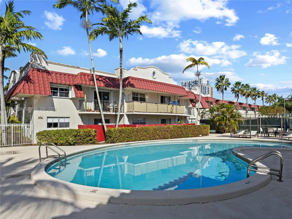 Real estate property located at 6711 Kendall Dr #505, Miami-dade, Villas Of Pinecrest Condo, Pinecrest, FL