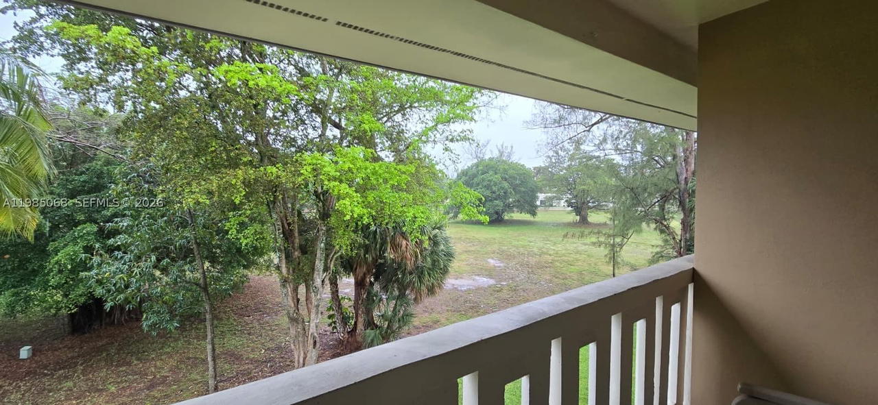Real estate property located at 7400 Miami Lakes Dr D305, Miami-dade, Villas Of Miami Lakes Con, Miami Lakes, FL