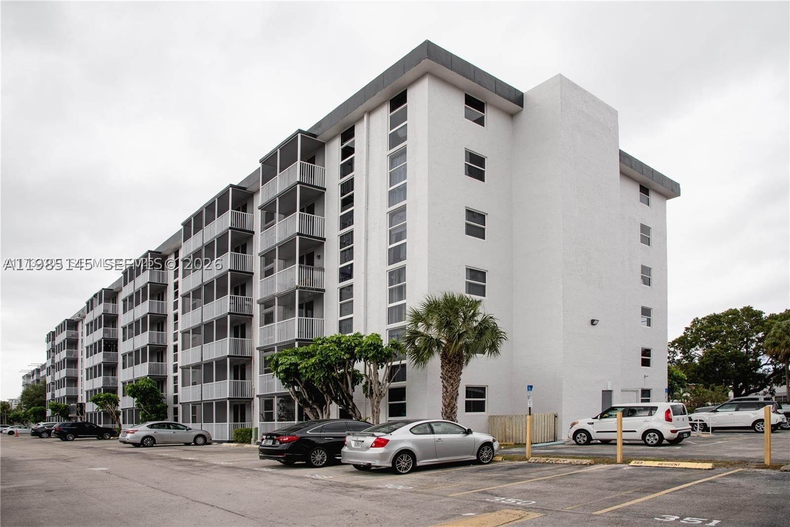 Real estate property located at 16950 Dixie Hwy A-529, Miami-dade, Woodside Apts Condo, North Miami Beach, FL