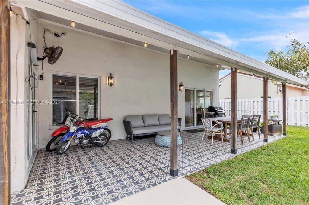 Real estate property located at 12742 11th Pl, Broward, Savannah Plat 3, Sunrise, FL