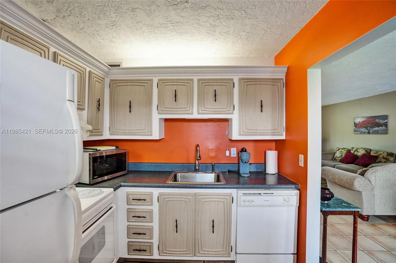 Real estate property located at 2811 Somerset Dr #405, Broward, Somerset No 3 Condo, Lauderdale Lakes, FL