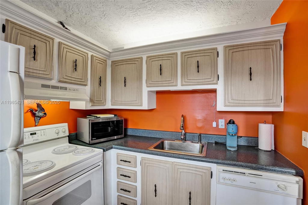 Real estate property located at 2811 Somerset Dr #405, Broward, Somerset No 3 Condo, Lauderdale Lakes, FL