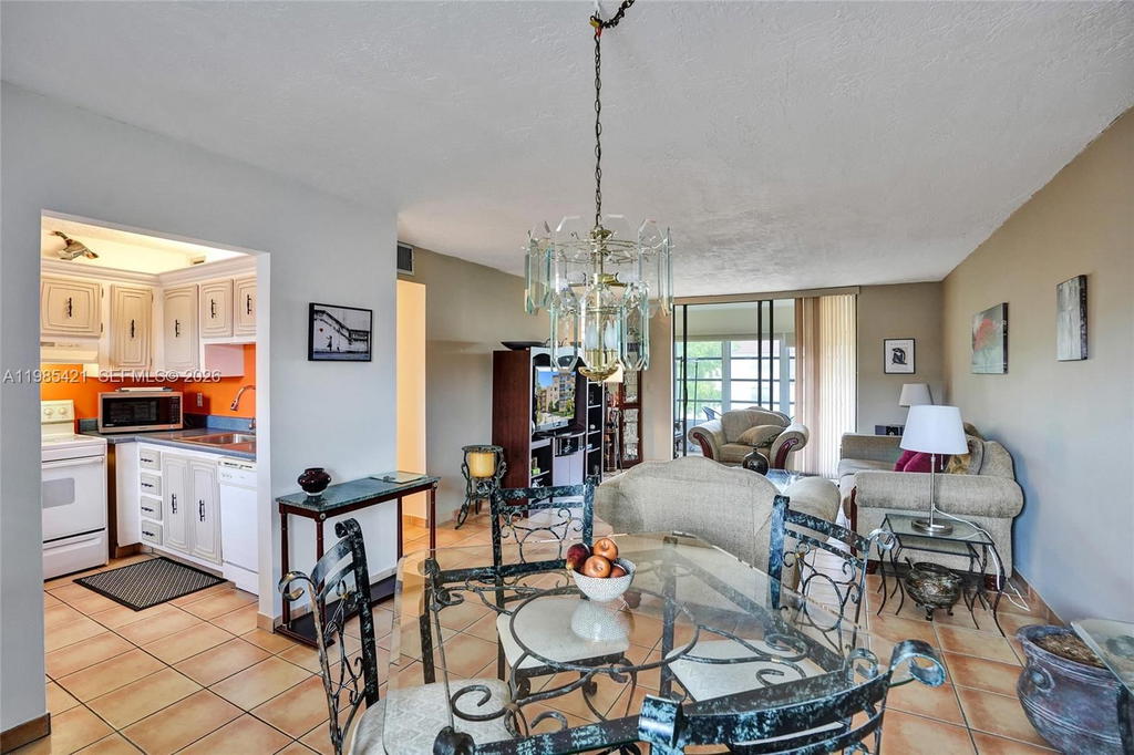 Real estate property located at 2811 Somerset Dr #405, Broward, Somerset No 3 Condo, Lauderdale Lakes, FL