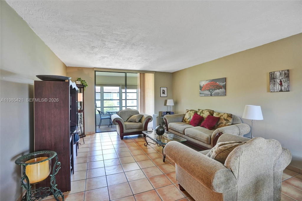 Real estate property located at 2811 Somerset Dr #405, Broward, Somerset No 3 Condo, Lauderdale Lakes, FL