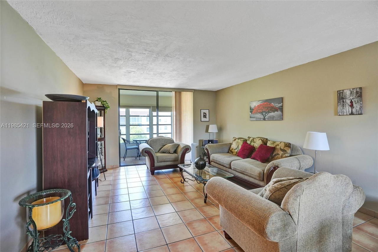 Real estate property located at 2811 Somerset Dr #405, Broward, Somerset No 3 Condo, Lauderdale Lakes, FL