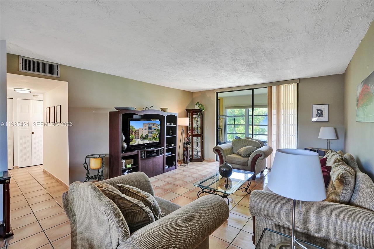 Real estate property located at 2811 Somerset Dr #405, Broward, Somerset No 3 Condo, Lauderdale Lakes, FL