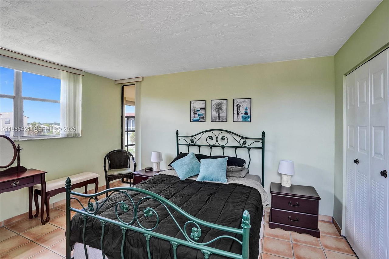 Real estate property located at 2811 Somerset Dr #405, Broward, Somerset No 3 Condo, Lauderdale Lakes, FL