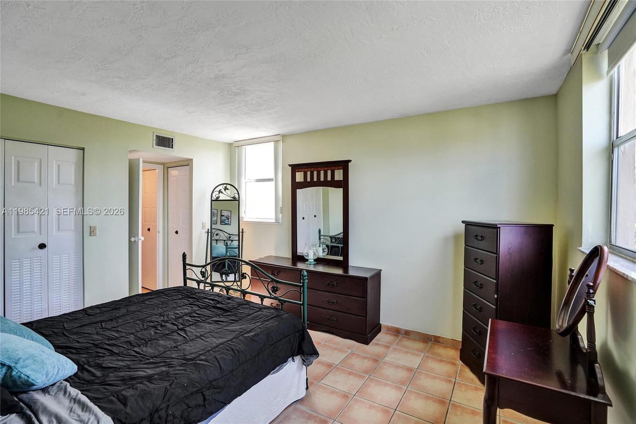 Real estate property located at 2811 Somerset Dr #405, Broward, Somerset No 3 Condo, Lauderdale Lakes, FL