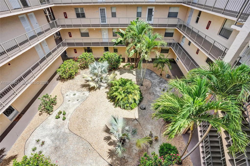 Real estate property located at 2811 Somerset Dr #405, Broward, Somerset No 3 Condo, Lauderdale Lakes, FL