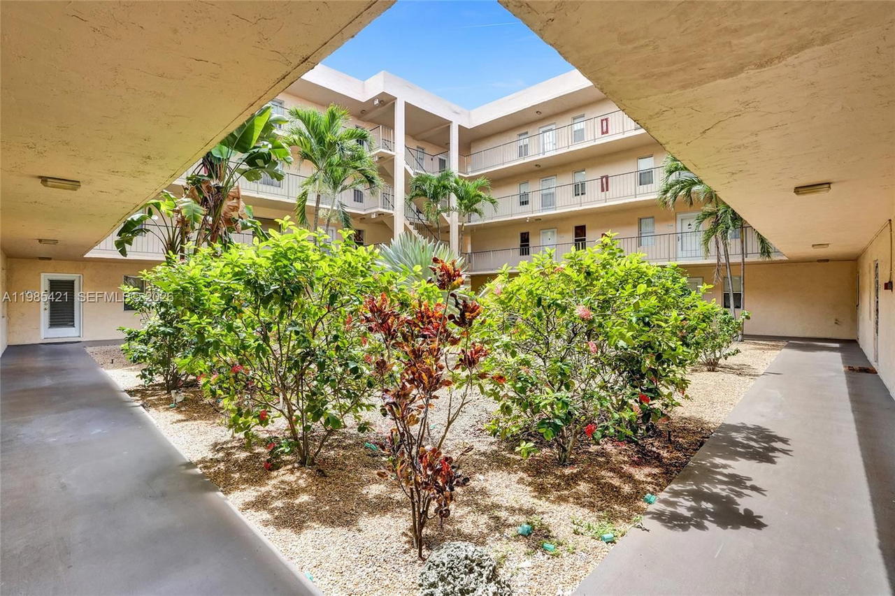 Real estate property located at 2811 Somerset Dr #405, Broward, Somerset No 3 Condo, Lauderdale Lakes, FL