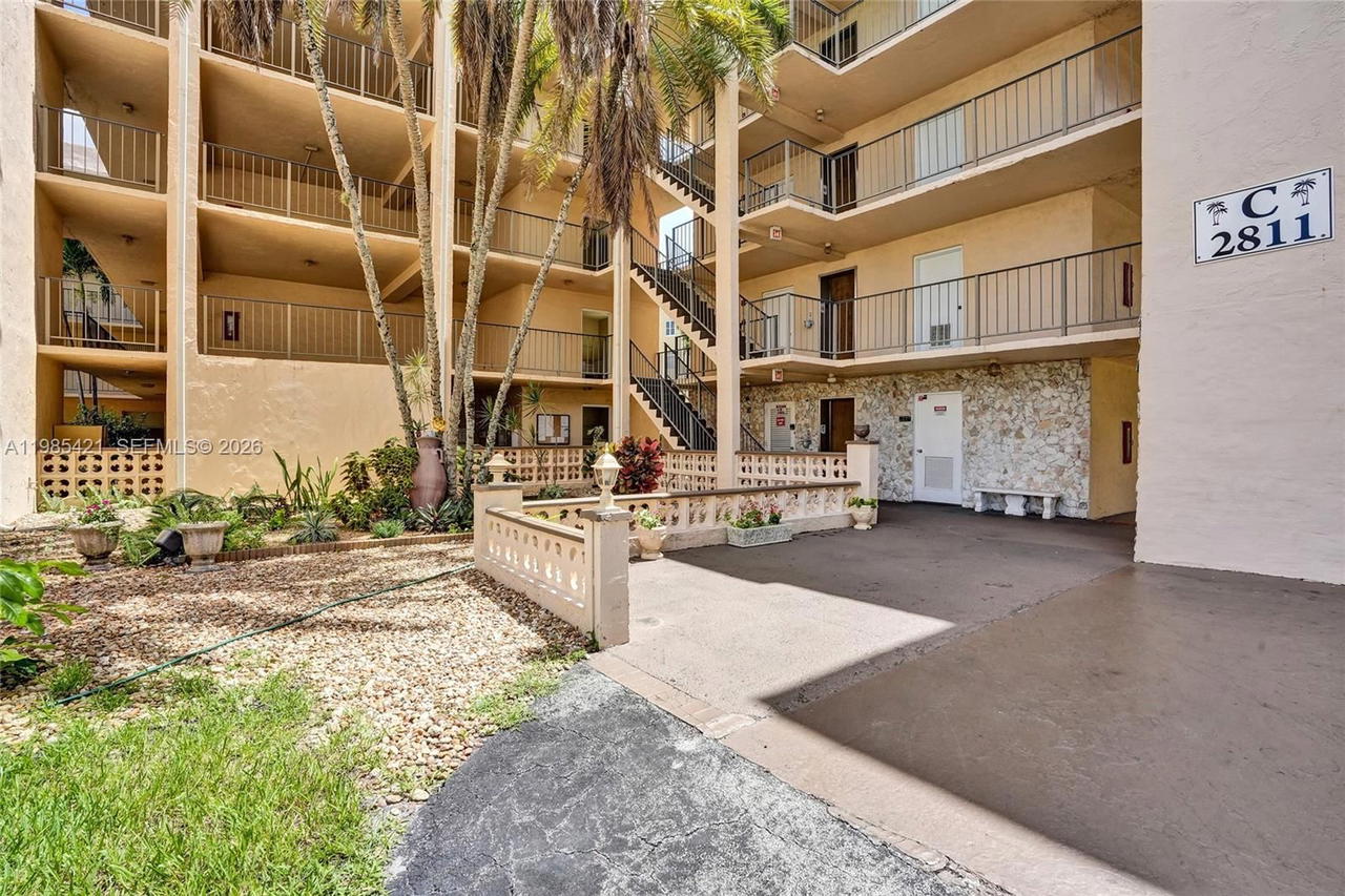 Real estate property located at 2811 Somerset Dr #405, Broward, Somerset No 3 Condo, Lauderdale Lakes, FL