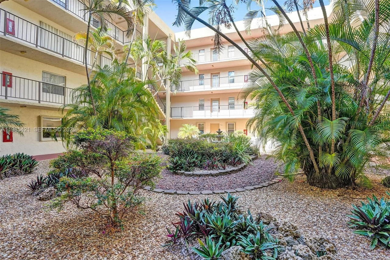 Real estate property located at 2811 Somerset Dr #405, Broward, Somerset No 3 Condo, Lauderdale Lakes, FL