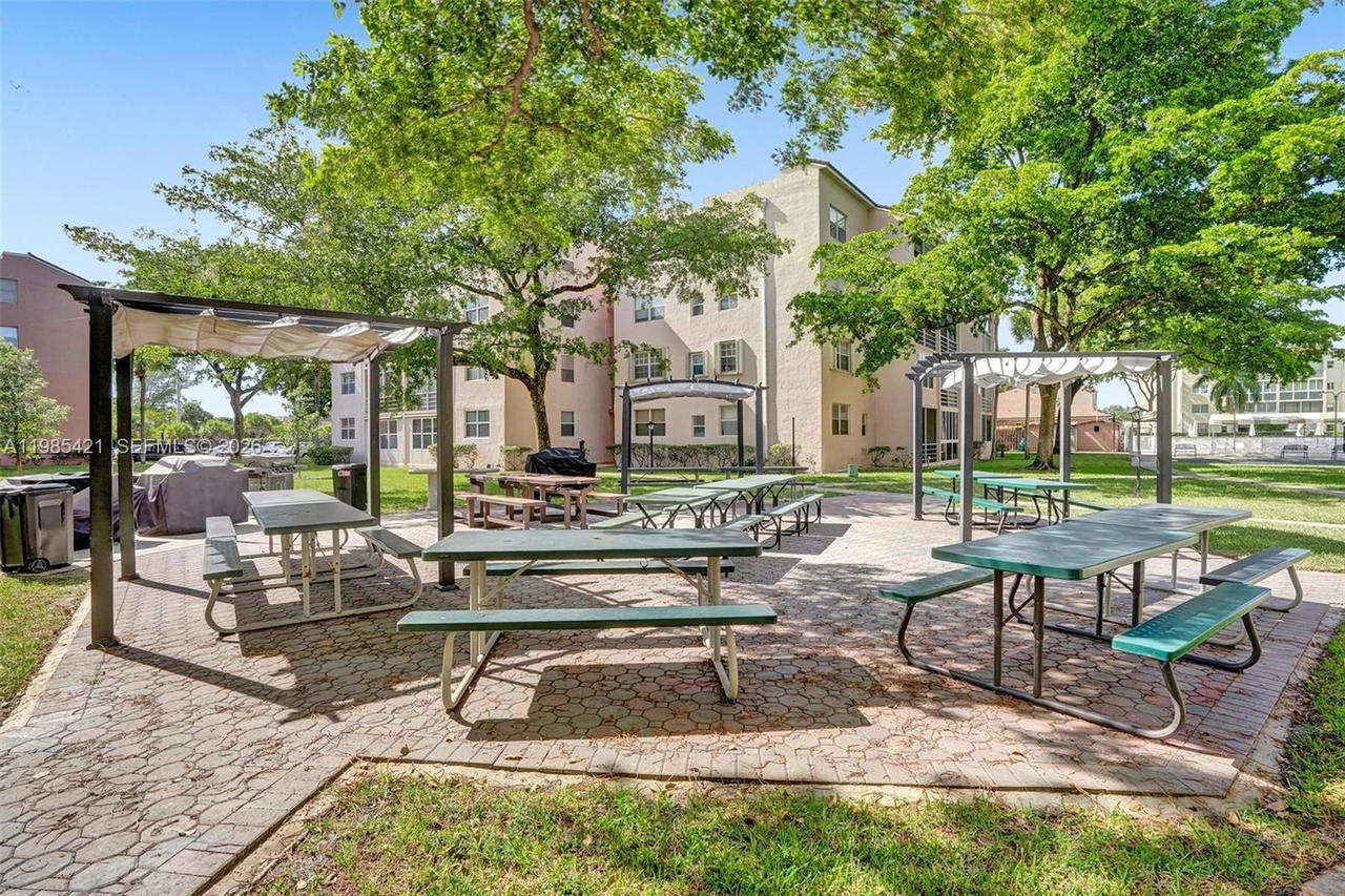 Real estate property located at 2811 Somerset Dr #405, Broward, Somerset No 3 Condo, Lauderdale Lakes, FL