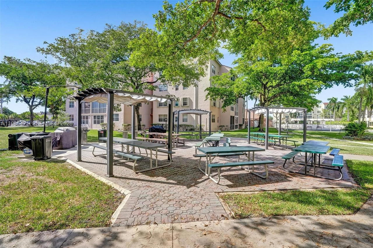 Real estate property located at 2811 Somerset Dr #405, Broward, Somerset No 3 Condo, Lauderdale Lakes, FL