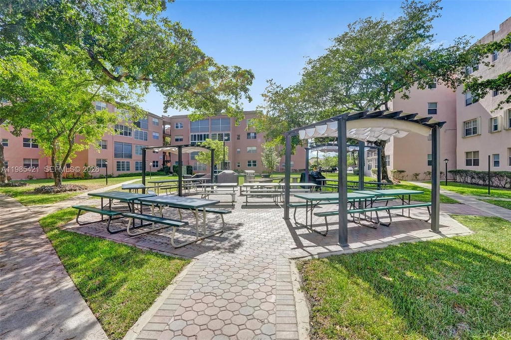 Real estate property located at 2811 Somerset Dr #405, Broward, Somerset No 3 Condo, Lauderdale Lakes, FL
