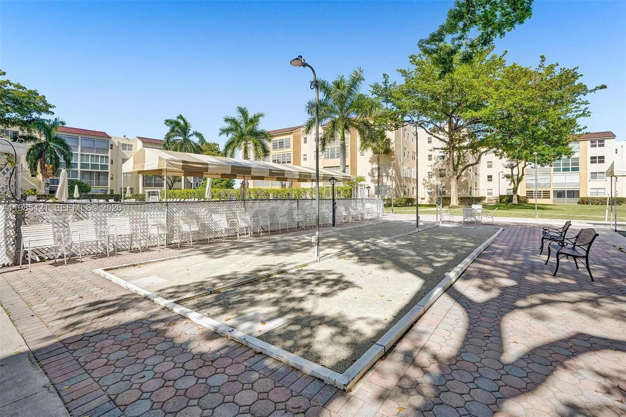 Real estate property located at 2811 Somerset Dr #405, Broward, Somerset No 3 Condo, Lauderdale Lakes, FL