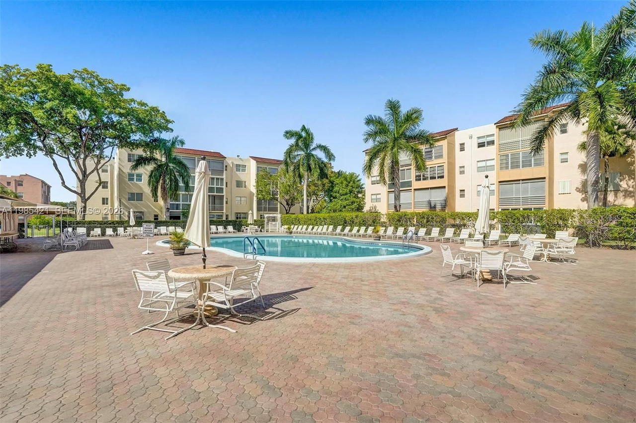 Real estate property located at 2811 Somerset Dr #405, Broward, Somerset No 3 Condo, Lauderdale Lakes, FL
