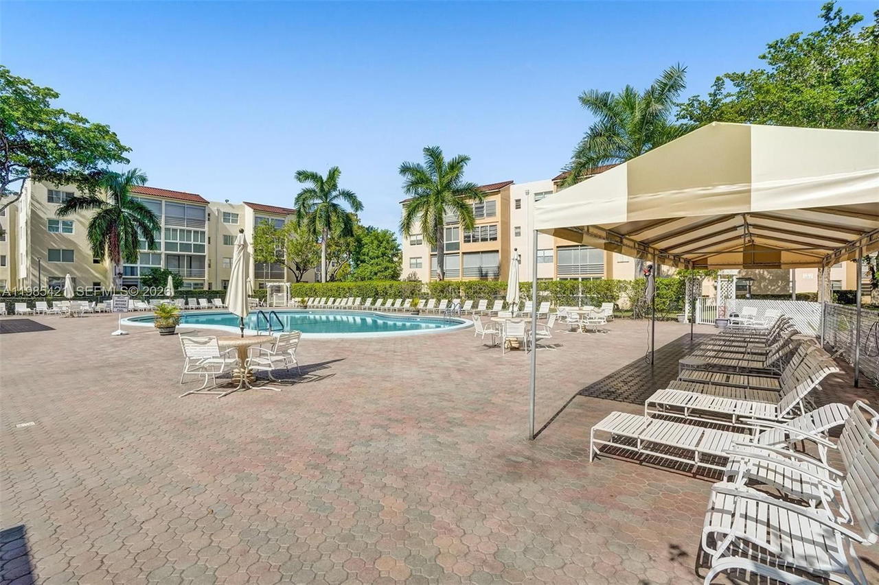 Real estate property located at 2811 Somerset Dr #405, Broward, Somerset No 3 Condo, Lauderdale Lakes, FL