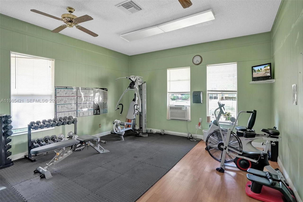 Real estate property located at 2811 Somerset Dr #405, Broward, Somerset No 3 Condo, Lauderdale Lakes, FL