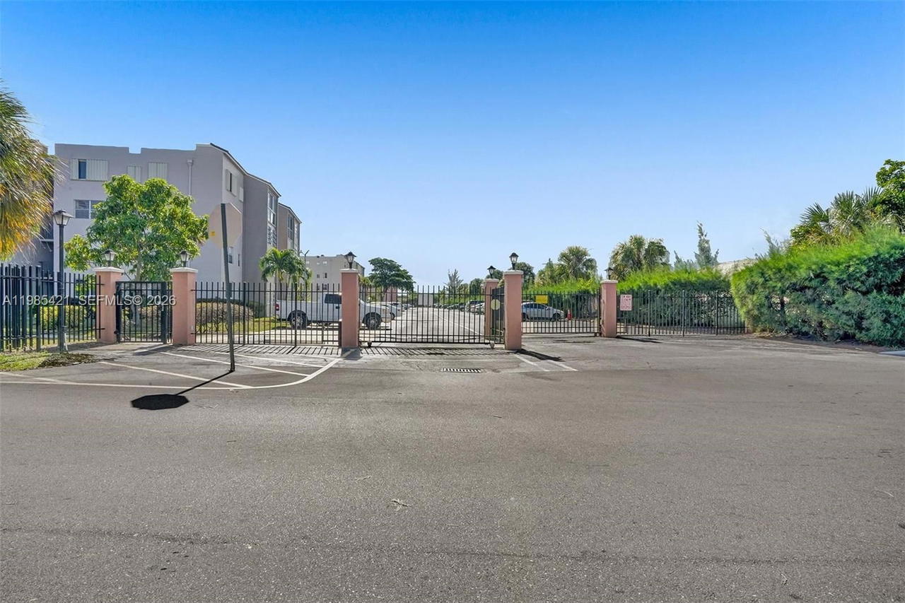Real estate property located at 2811 Somerset Dr #405, Broward, Somerset No 3 Condo, Lauderdale Lakes, FL