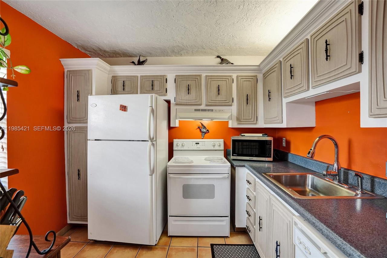 Real estate property located at 2811 Somerset Dr #405, Broward, Somerset No 3 Condo, Lauderdale Lakes, FL