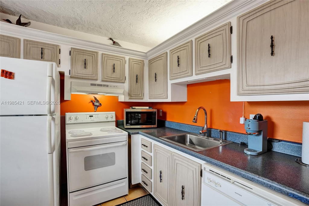 Real estate property located at 2811 Somerset Dr #405, Broward, Somerset No 3 Condo, Lauderdale Lakes, FL