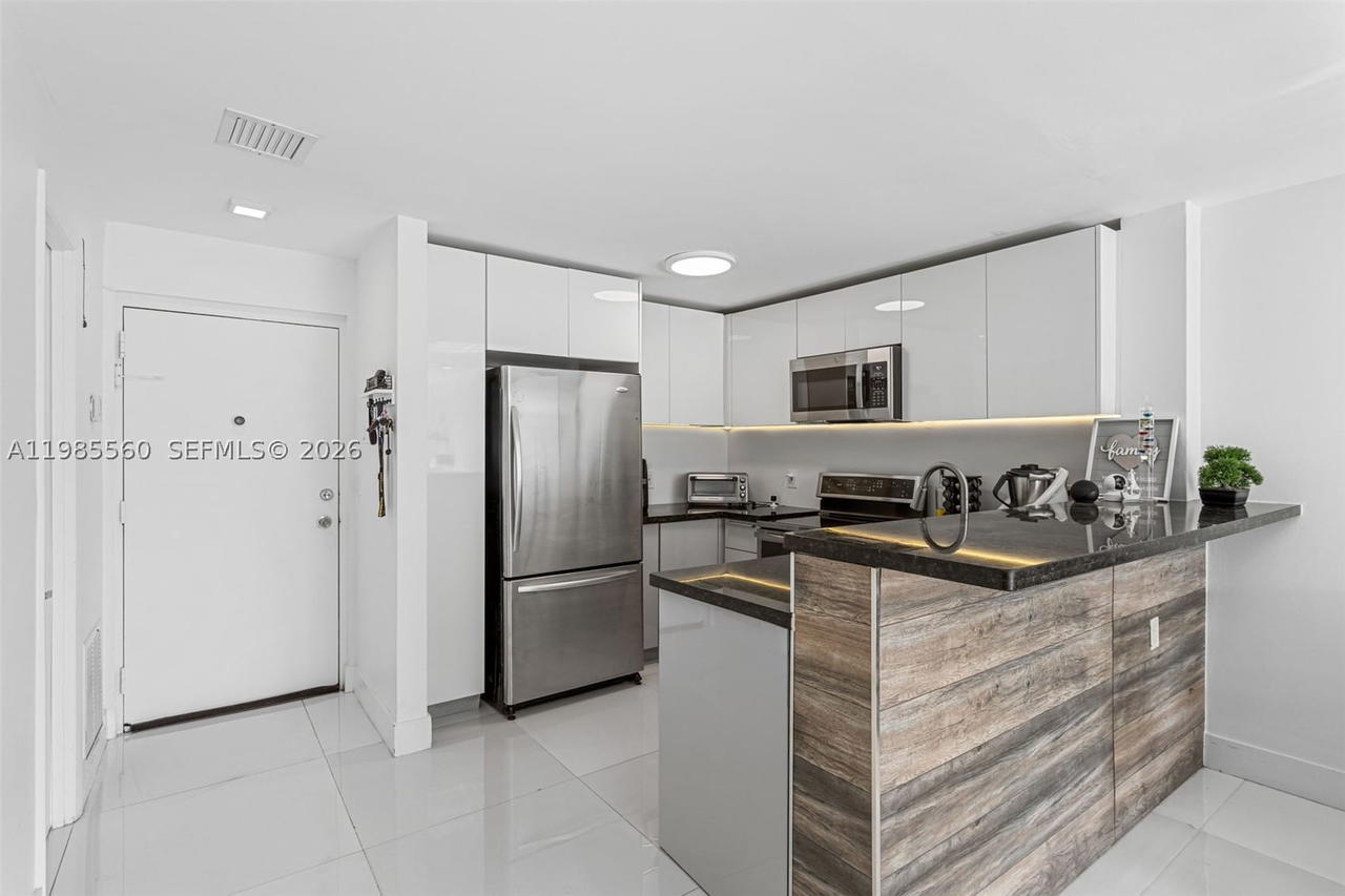 Real estate property located at 6545 Indian Creek Dr #306, Miami-dade, Clinton Condo, Miami Beach, FL