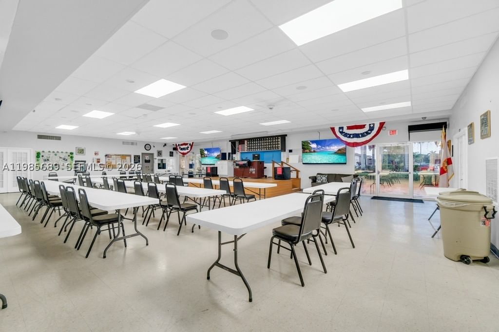 Real estate property located at 5300 Washington St J218, Broward, Beverly Hills Condo Numbe, Hollywood, FL