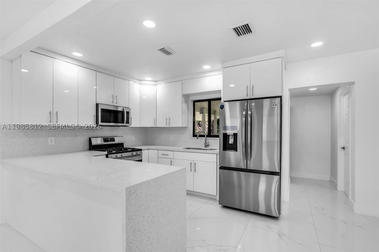 Real estate property located at 1010 140th St, Miami-dade, Irons Manor High Pine Add, North Miami, FL
