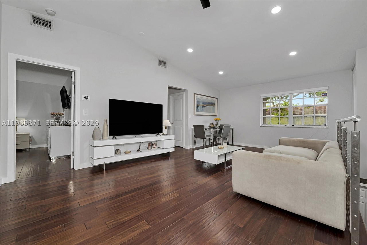 Real estate property located at 7110 173rd Dr #108, Miami-dade, Lago Del Rey Condo, Hialeah, FL