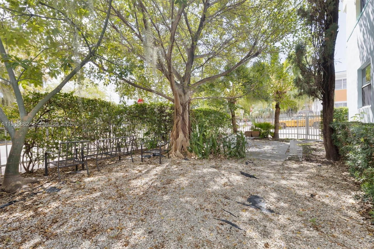 Real estate property located at 1001 7th St #202, Miami-dade, The Francis Condo, Miami Beach, FL