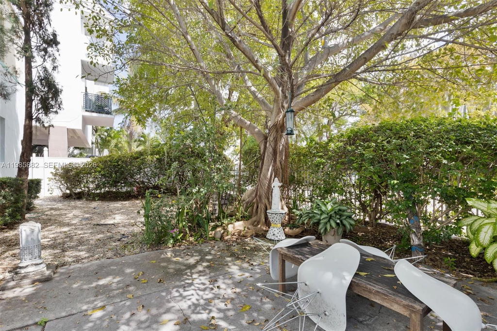 Real estate property located at 1001 7th St #202, Miami-dade, The Francis Condo, Miami Beach, FL