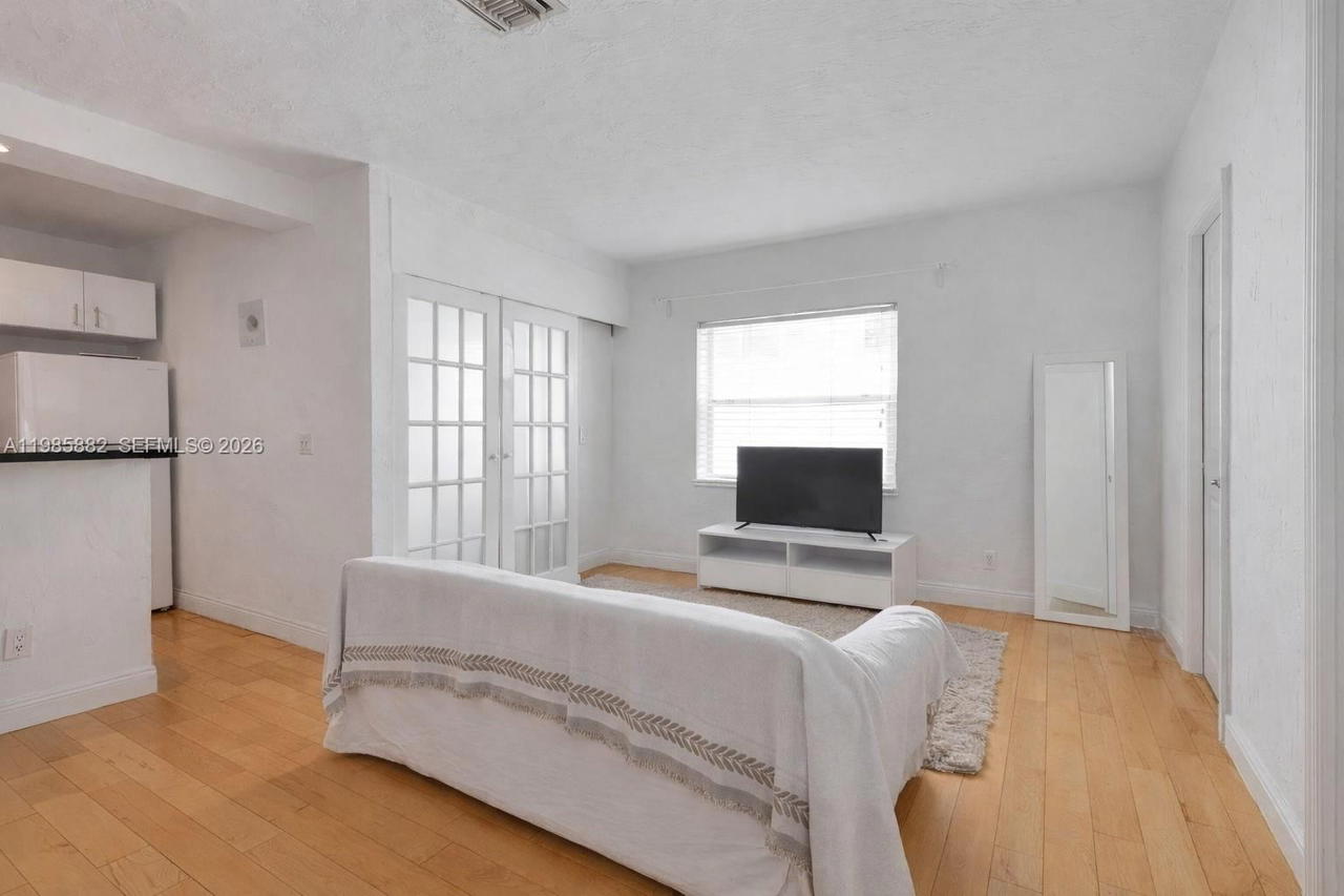 Real estate property located at 1001 7th St #202, Miami-dade, The Francis Condo, Miami Beach, FL