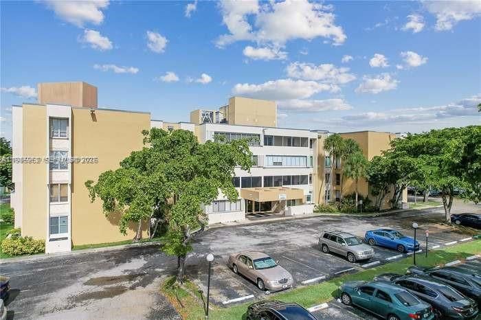 Real estate property located at 6901 147th Ave #2E, Miami-dade, Sovereigns Condo, Miami, FL