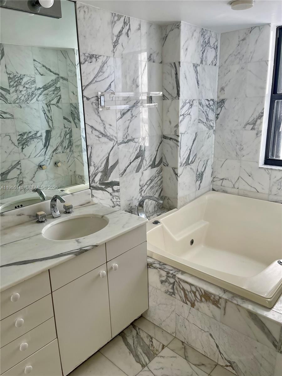 Real estate property located at 441 Valencia Ave #803, Miami-dade, Gables Laroc Condo, Coral Gables, FL