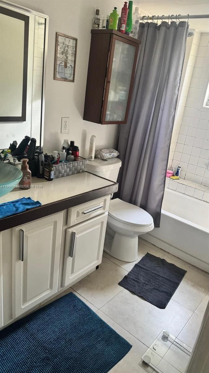 Real estate property located at 8215 Lake Dr #201, Miami-dade, Las Vistas At Doral Condo, Doral, FL