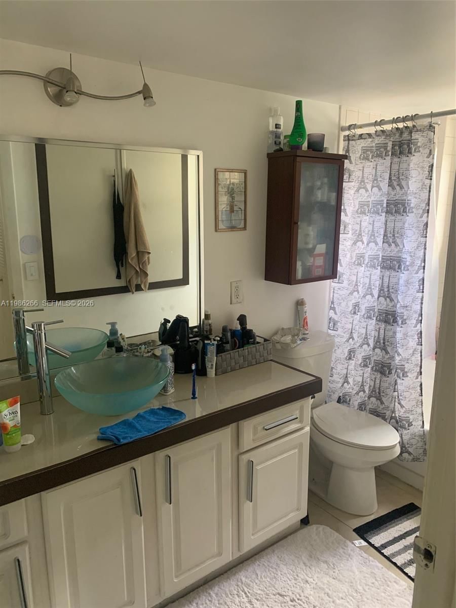 Real estate property located at 8215 Lake Dr #201, Miami-dade, Las Vistas At Doral Condo, Doral, FL