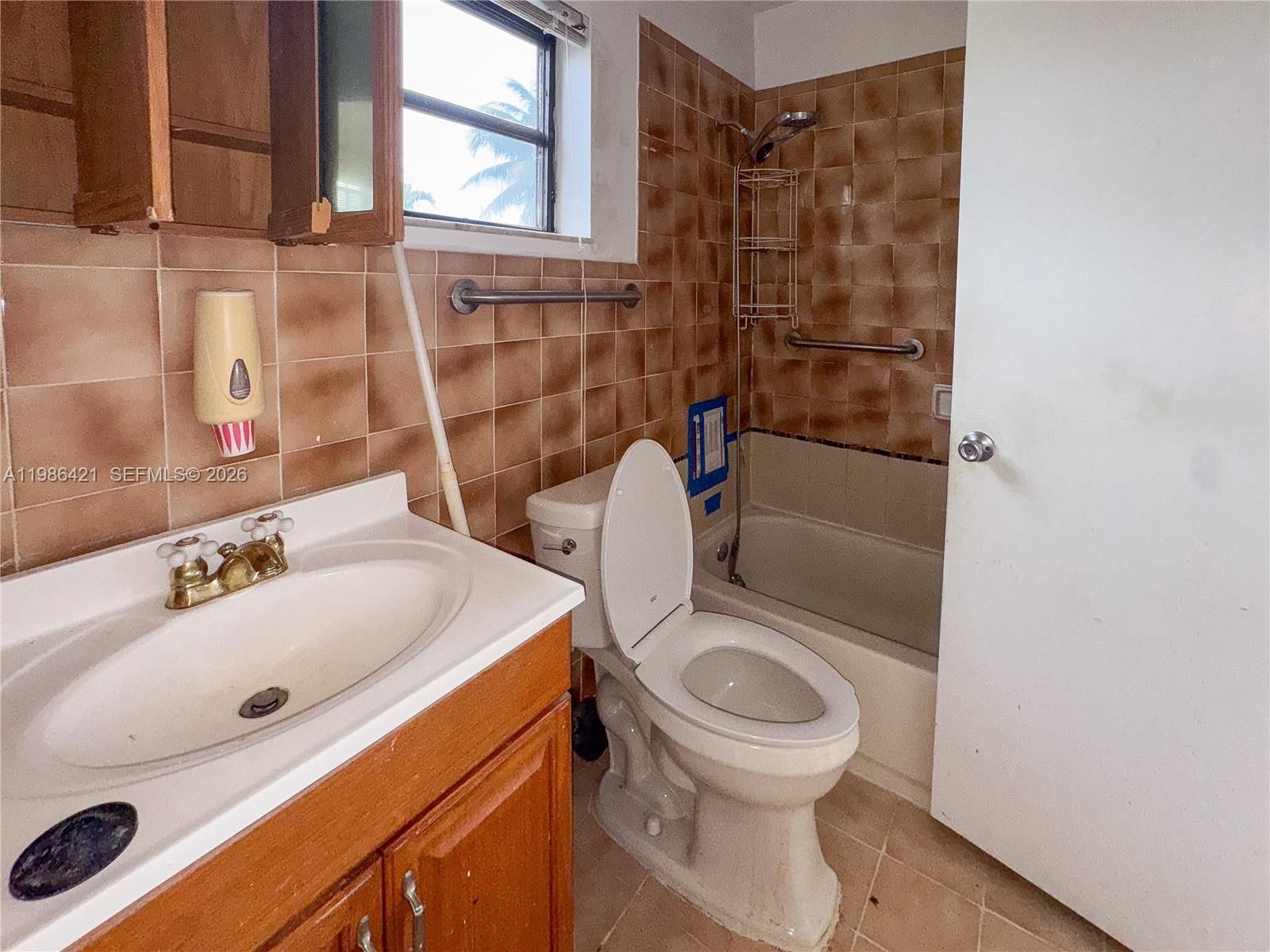 Real estate property located at 11430 41st Ter, Miami-dade, Westwood Lake, Miami, FL