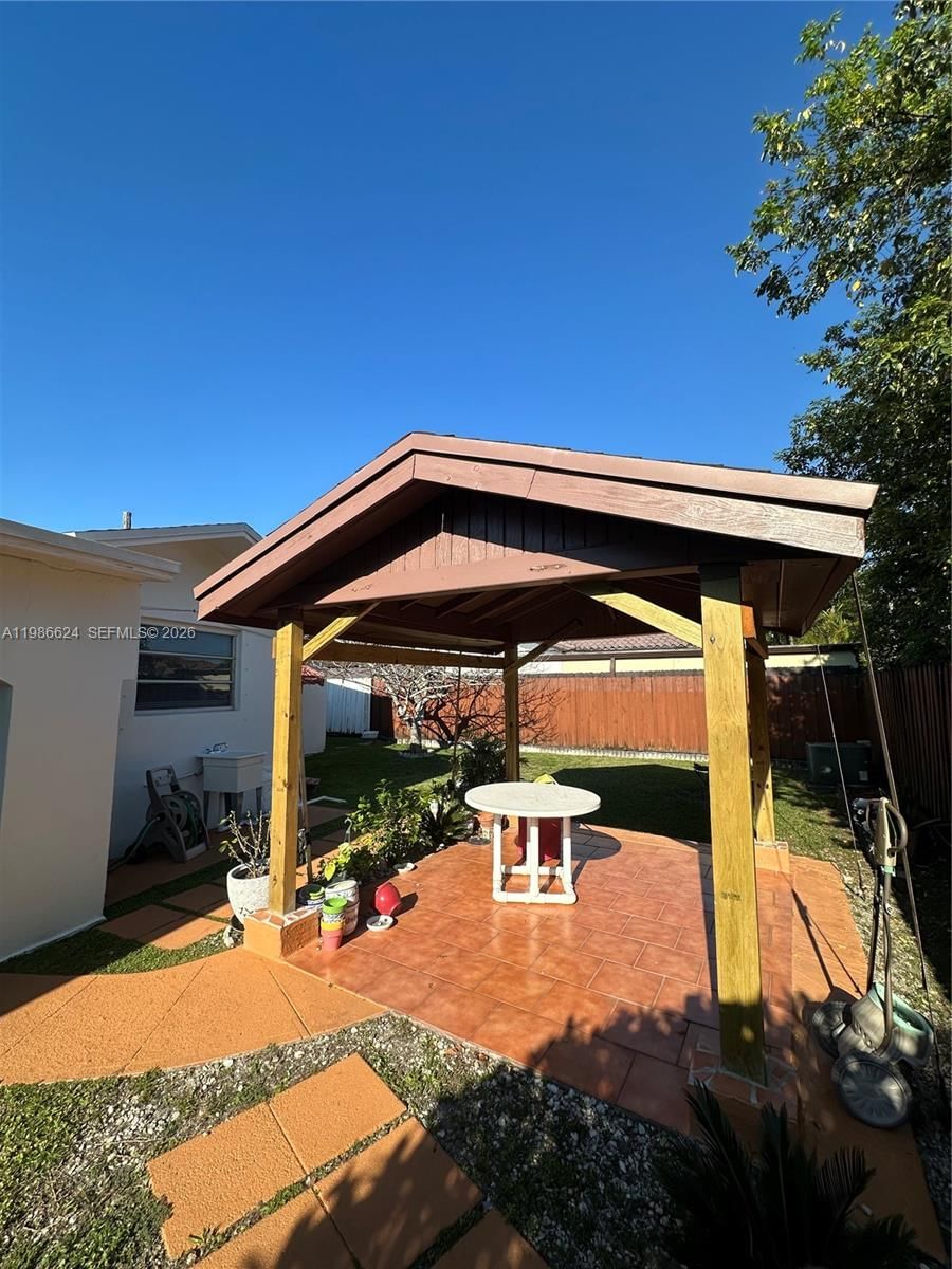 Real estate property located at 9814 4th Ter, Miami-dade, West Gdn 1st Addn Sec 2, Miami, FL