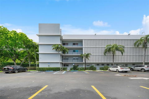 Real estate property located at 871 195th St #202, Miami-dade, Azure Lake Condo, Miami, FL