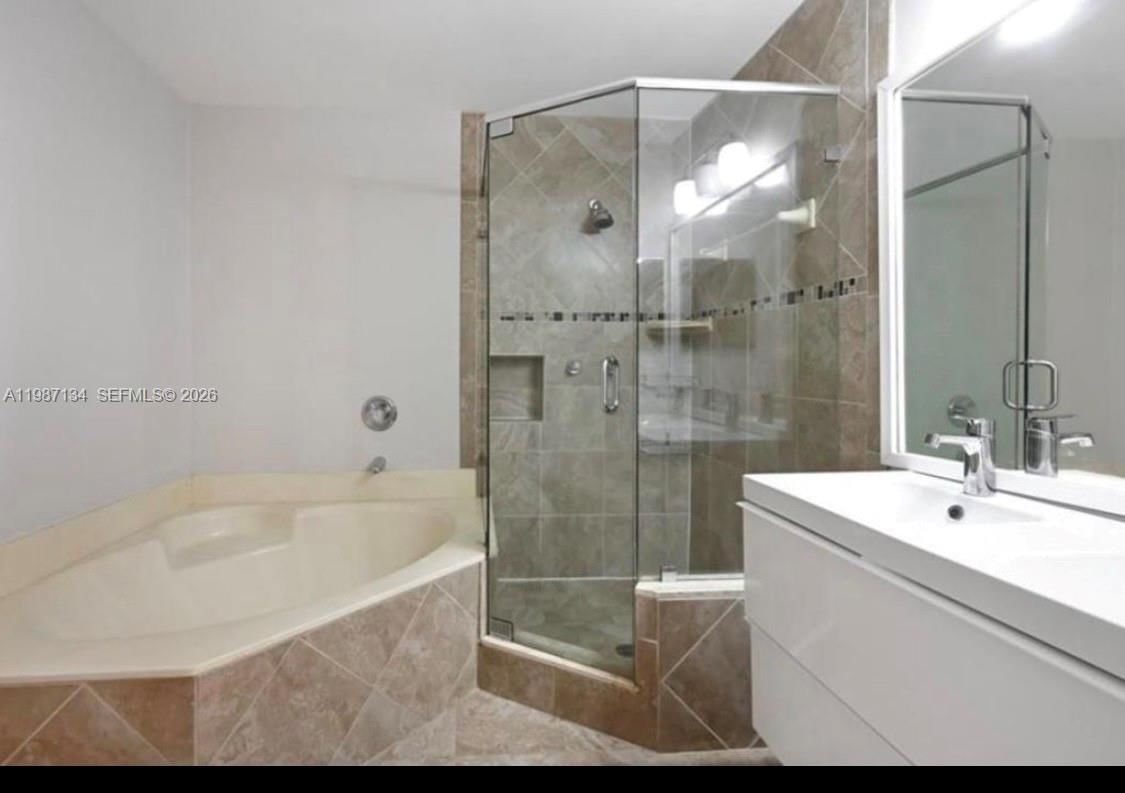 Real estate property located at 6690 38th Dr, Broward, S & R Of Inverrary, Lauderhill, FL